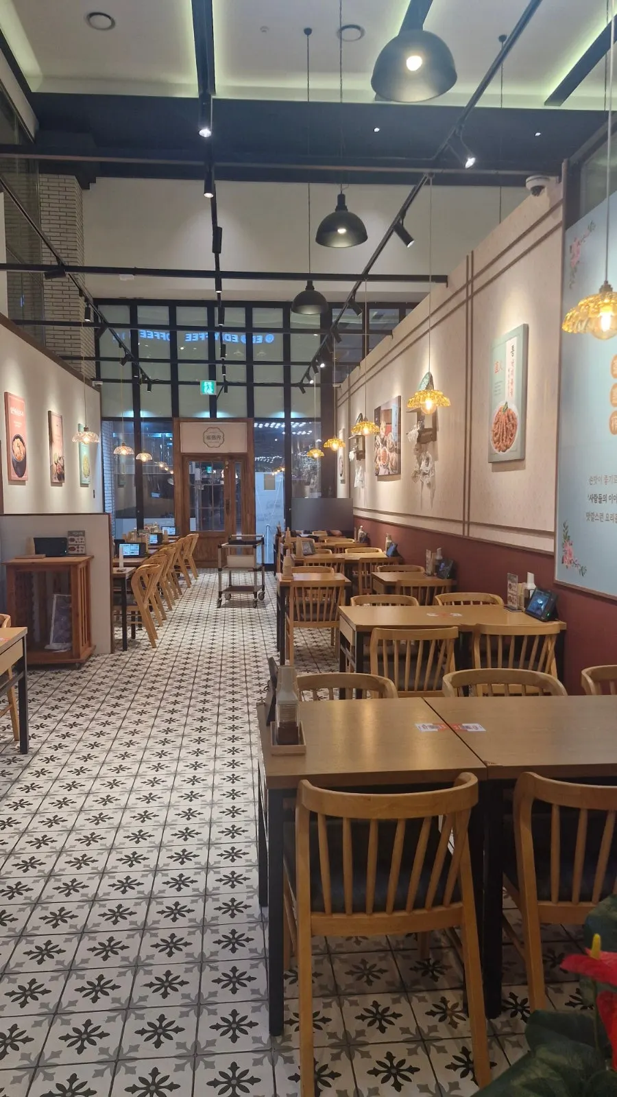 Seating inside Bonghyejane Jubang before customers arrived