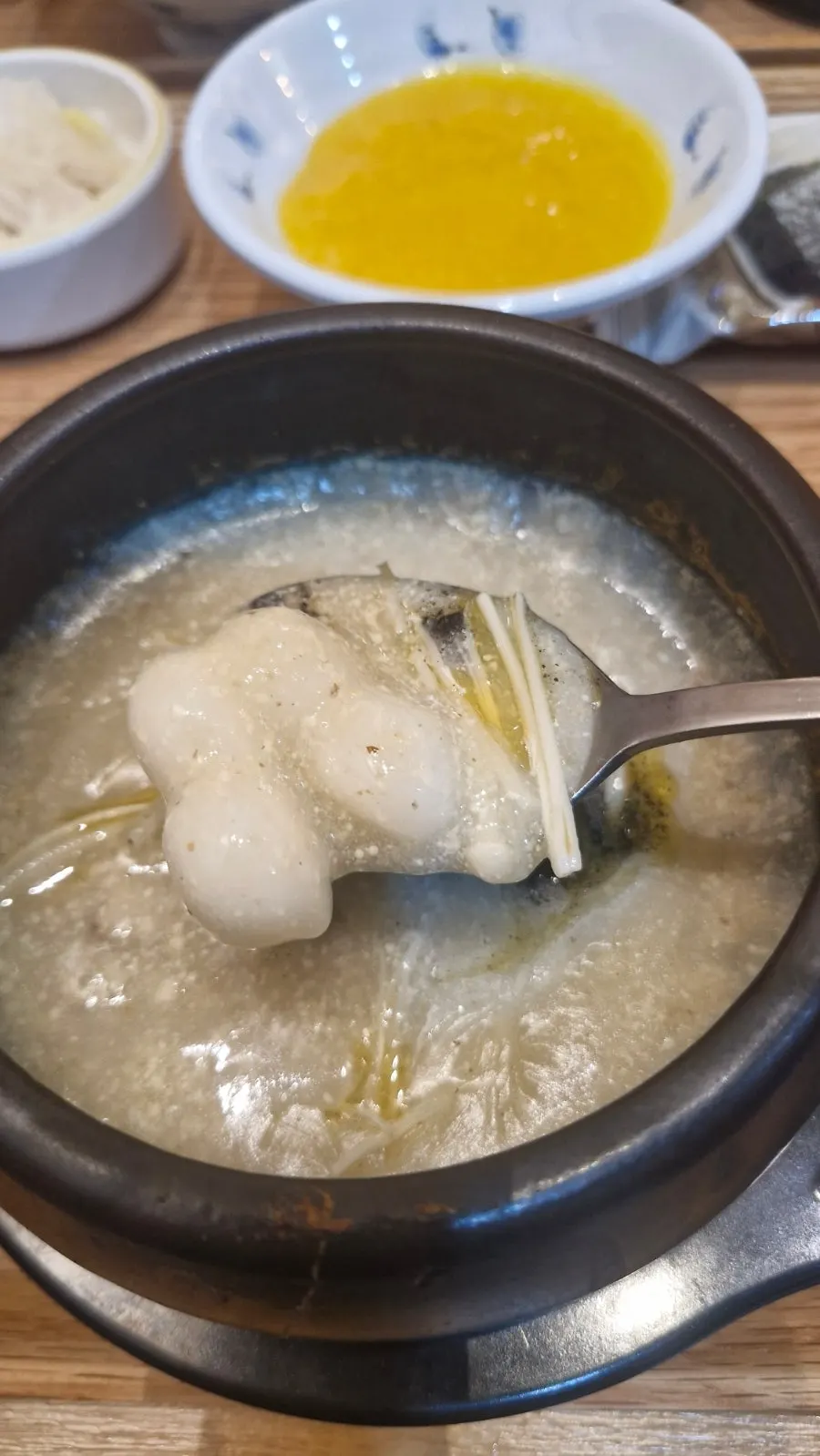 Thick mushroom perilla soup with rice cake pieces