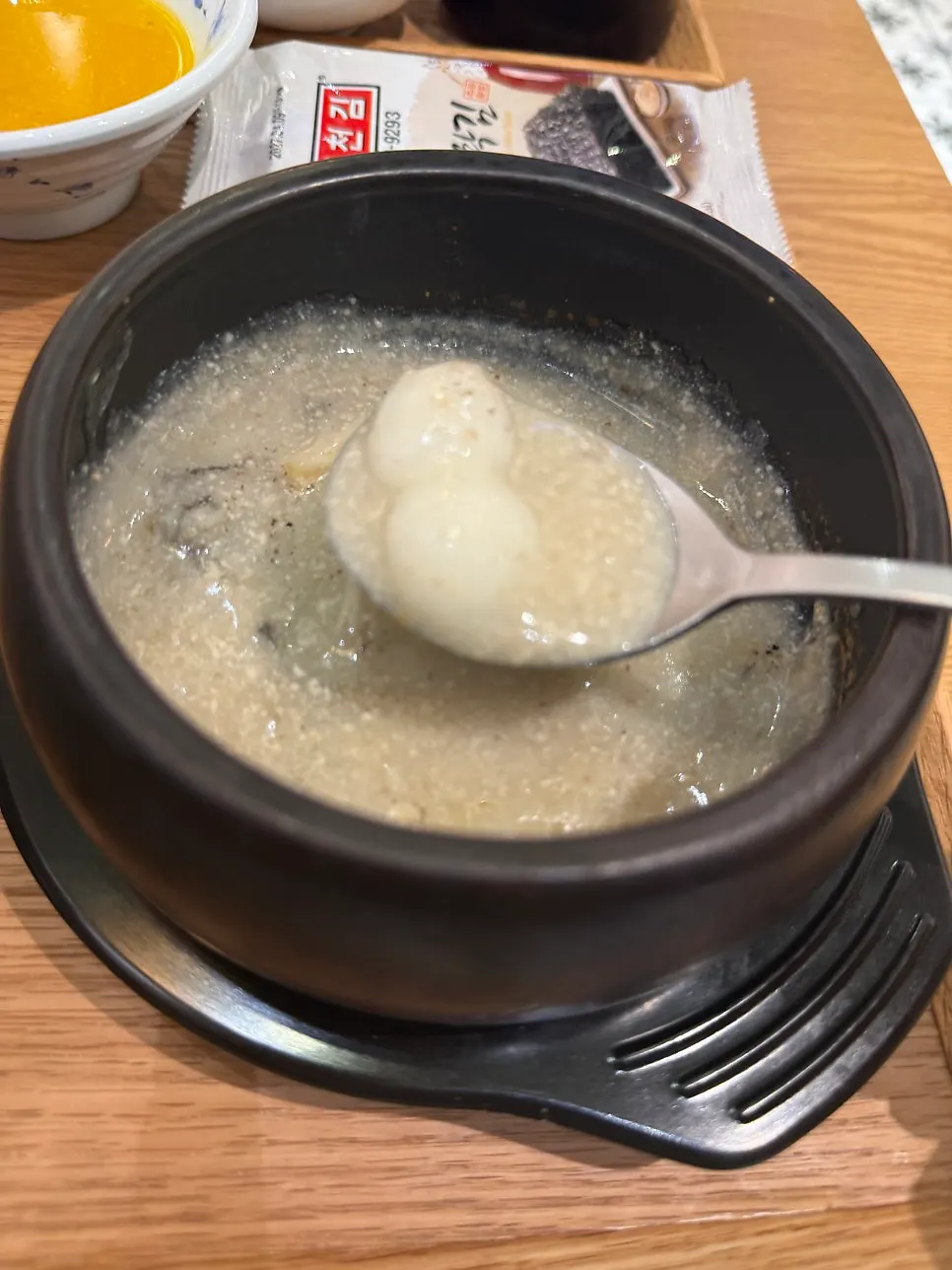 낙지볶음 정식과 함박 정식이 함께 놓인 테이블