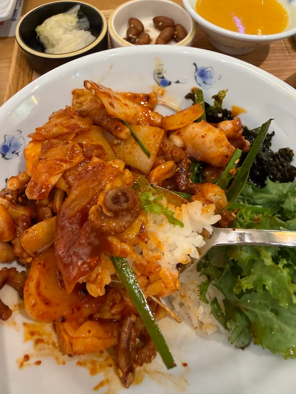엄마와 아이가 나눠 먹은 한 상 차림