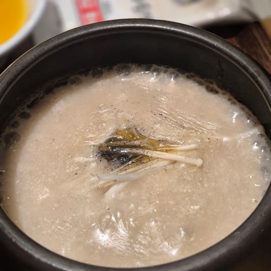 작은 그릇에 담긴 버섯 들깨탕