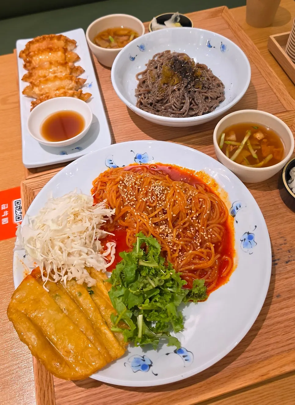 주문한 면요리 세 가지가 차려진 테이블