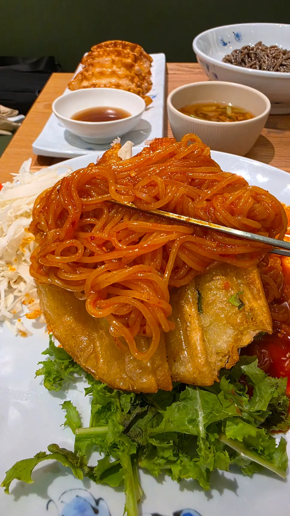 젓가락으로 집어 올린 비빔쫄면 면발