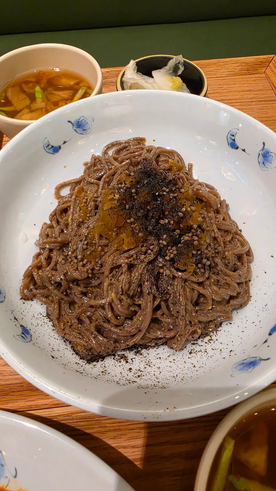 들기름과 김가루, 깨소금을 올린 들기름메밀국수