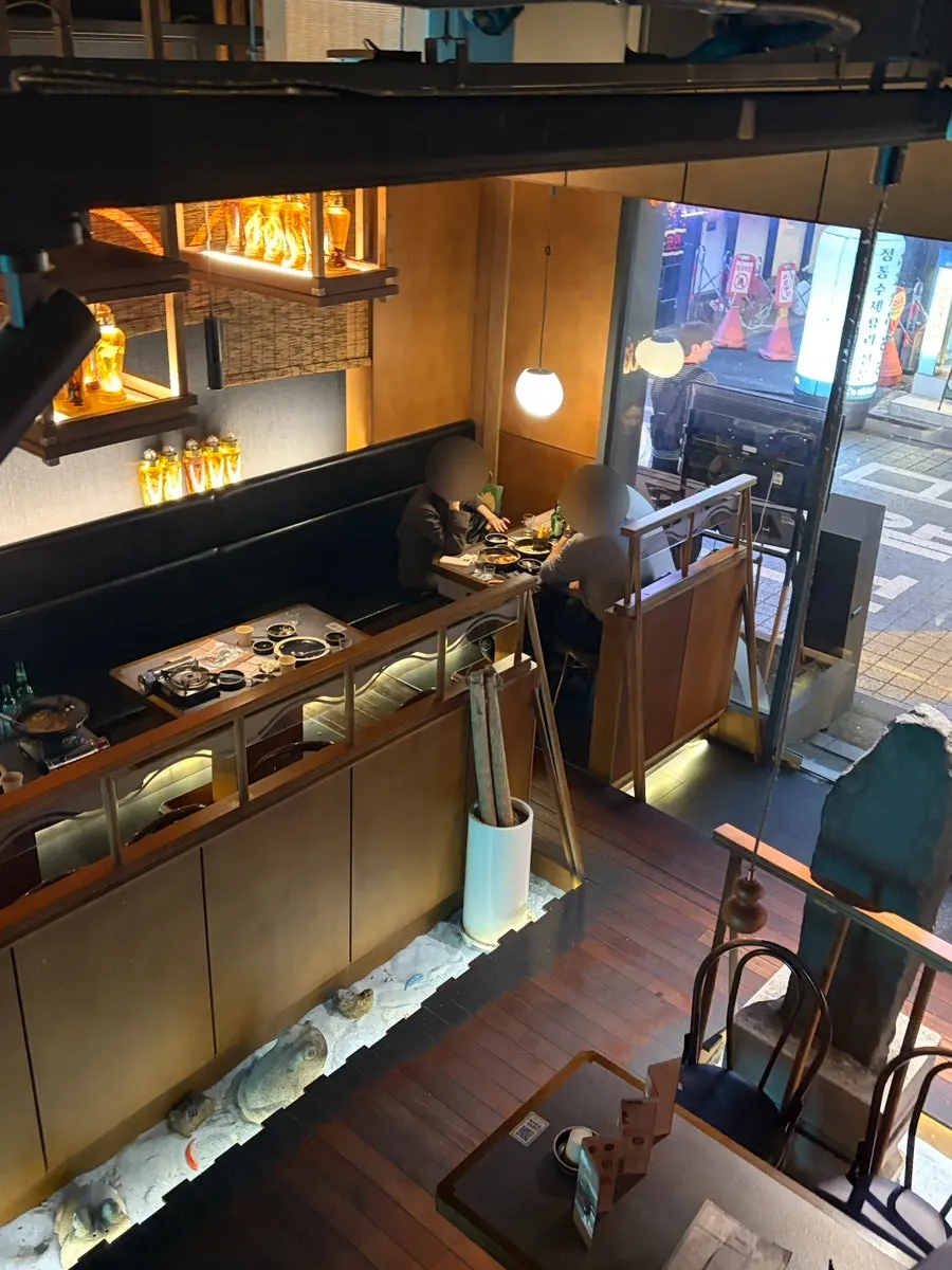 1st floor seating and interior of Ari Gyegok Jonggak