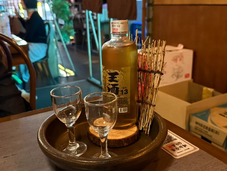 테이블에 놓인 전통주 왕주 병