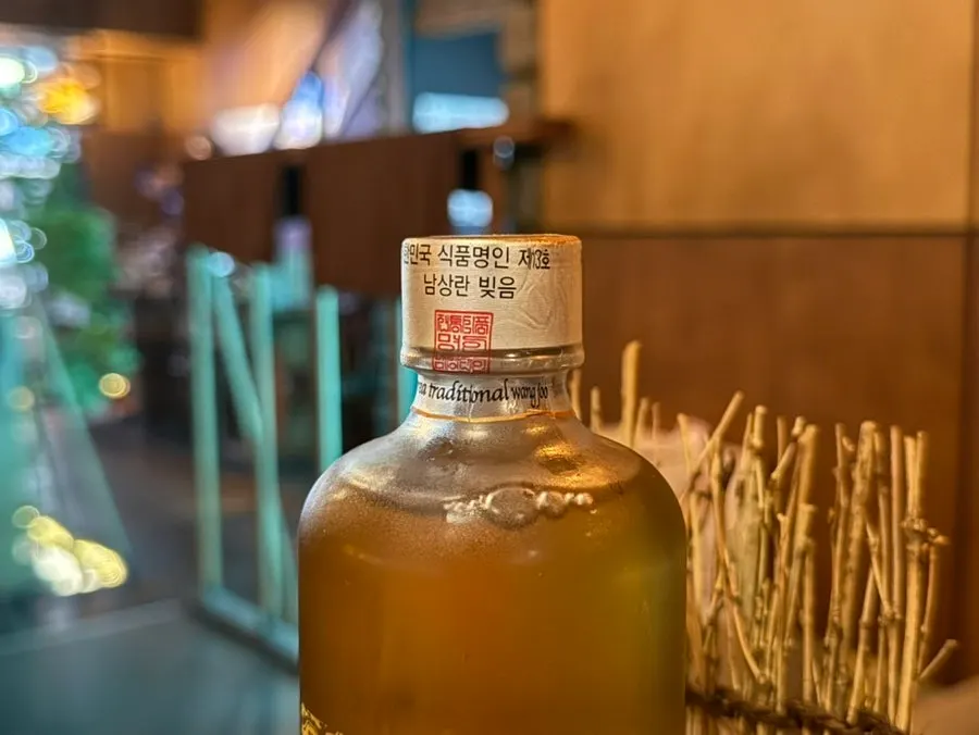 잔에 따른 전통주 왕주