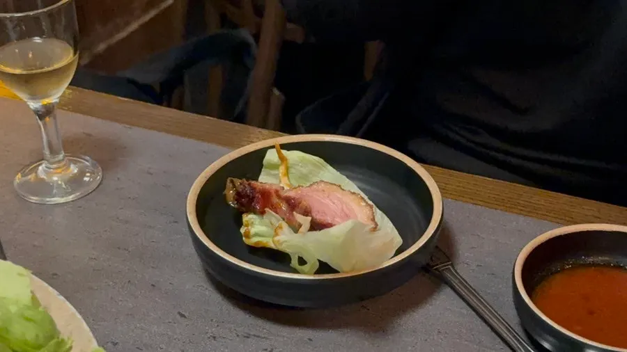 만두피에 오리고기를 올린 모습