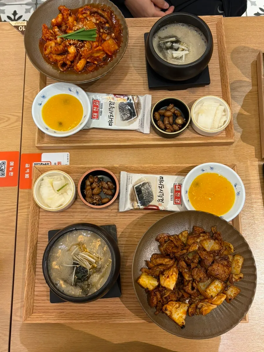 Menu lineup for the Hyeja Feast Table and Hyeja Dish Table