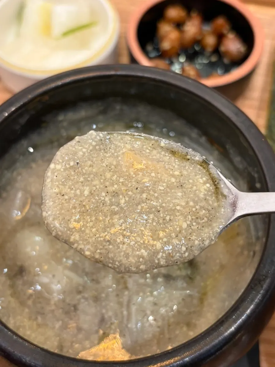 Perilla soup with jorangi rice cakes and mushrooms