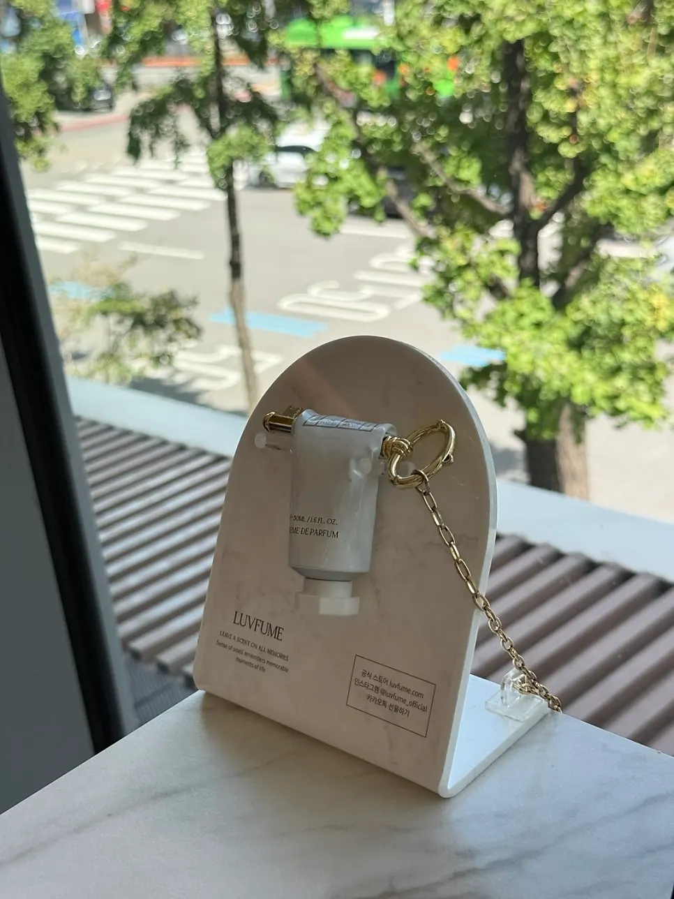 테이블에 비치된 핸드크림 관련 이미지