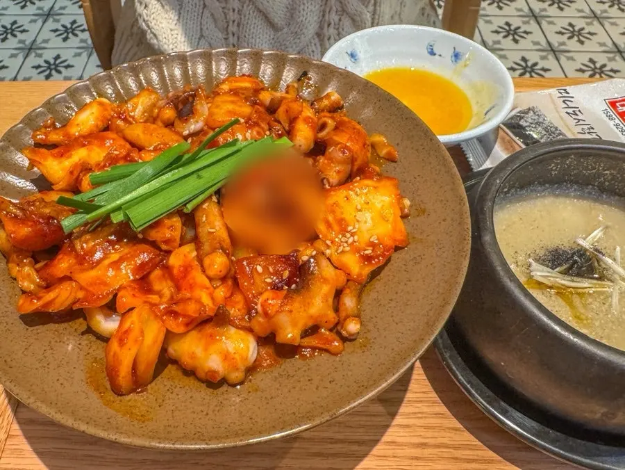 큼직하게 썬 낙지가 보이는 낙지볶음