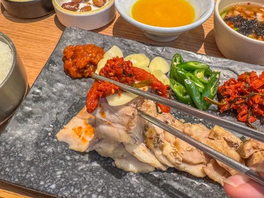기본 반찬과 호박죽이 놓인 상