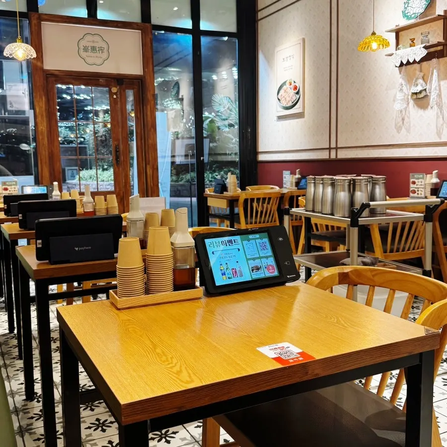 Interior seating at Bonghyejane Jubang Jongno Tower branch