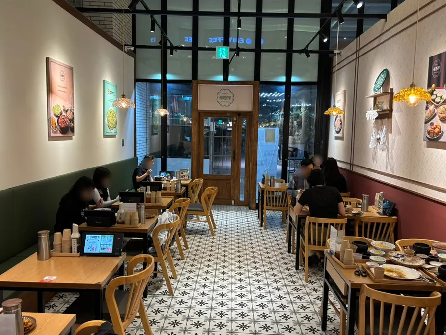 Dining room quieting down as lunchtime ends