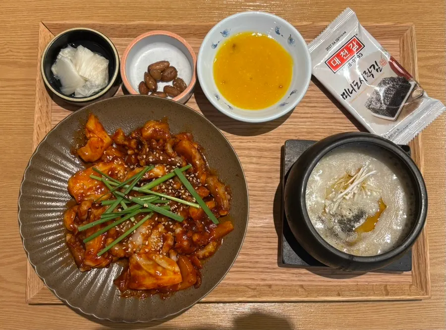 Full spread of the octopus stir-fry set