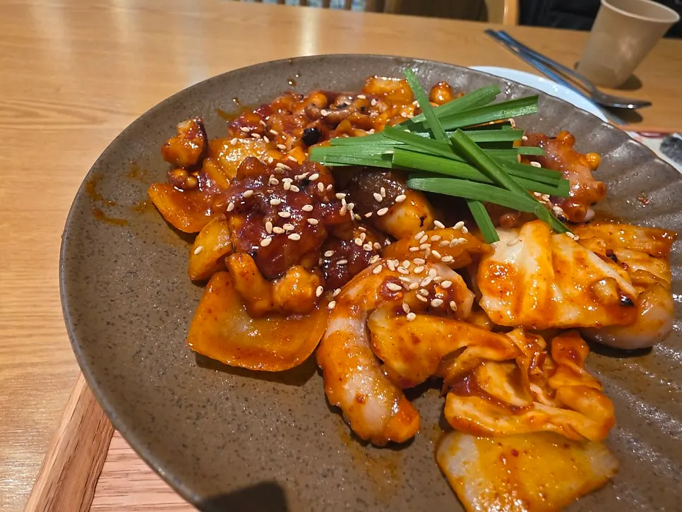 부추 올린 직화 낙지볶음