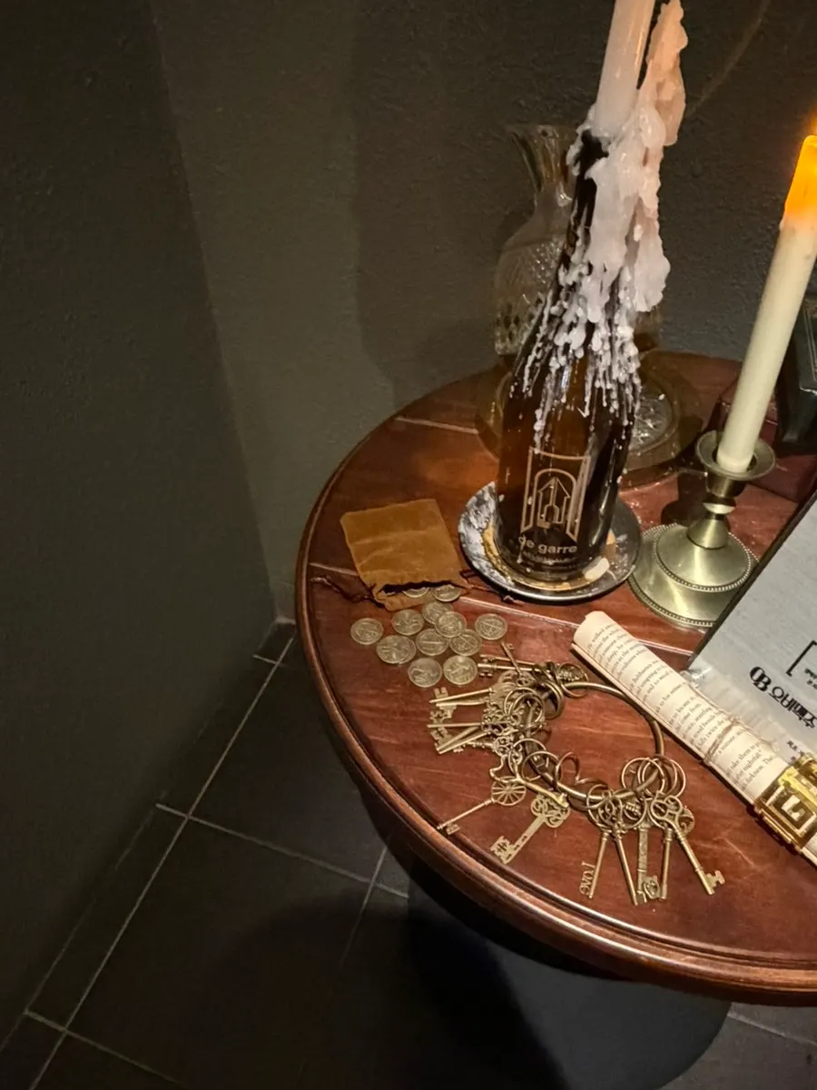Props and decor that stay true to the concept