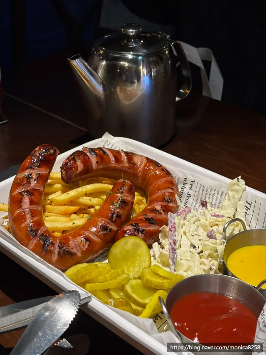 Varied Western-style dishes and drinking-snack menu