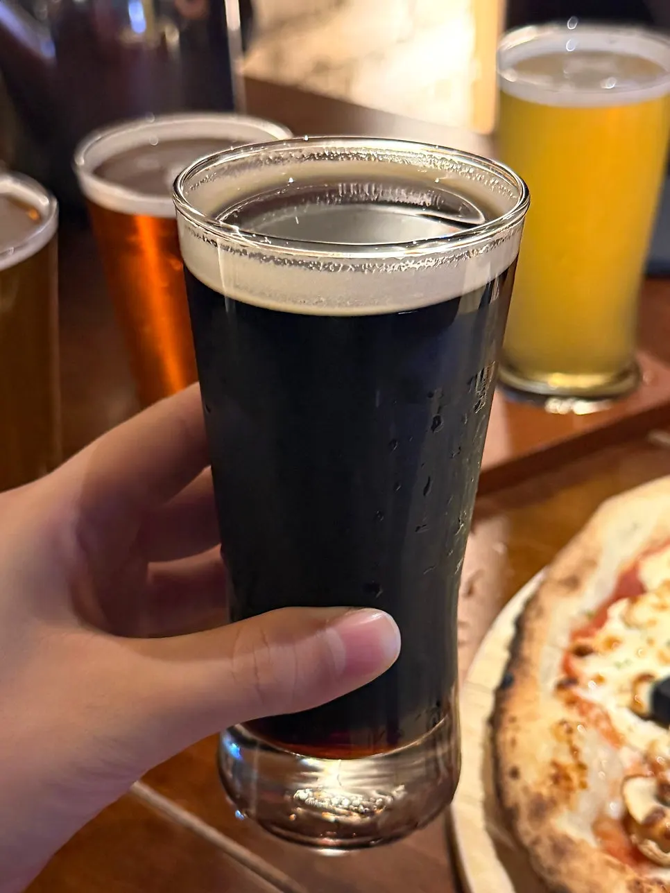 흑맥주 성전의 그을림 한 잔