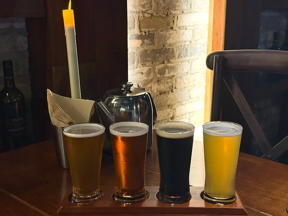 맥주 시음 중인 샘플러 잔들