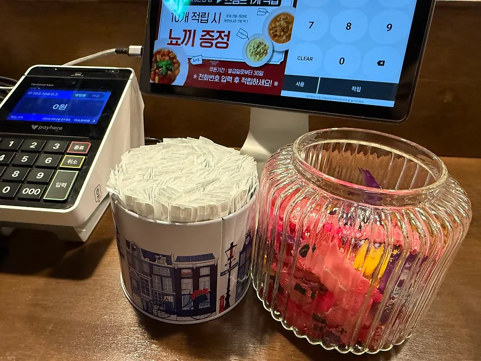 계산대에 놓인 이쑤시개와 캔디