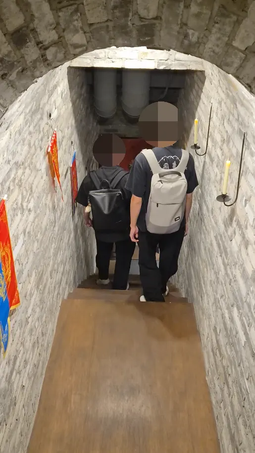벽돌로 만들어진 좁고 긴 아치형 통로