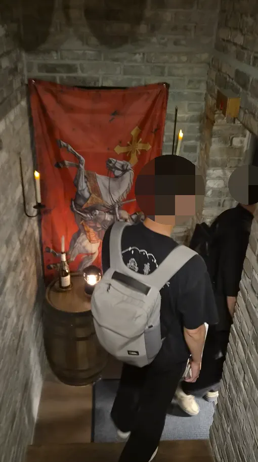 지하로 내려가는 계단 통로