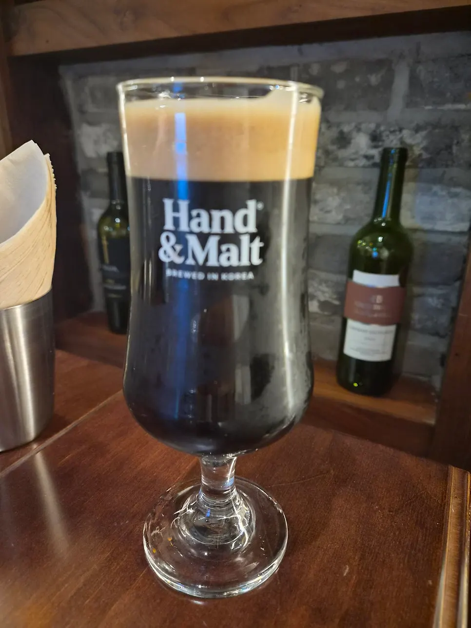 거품층이 올라온 흑맥주 생맥주 한 잔