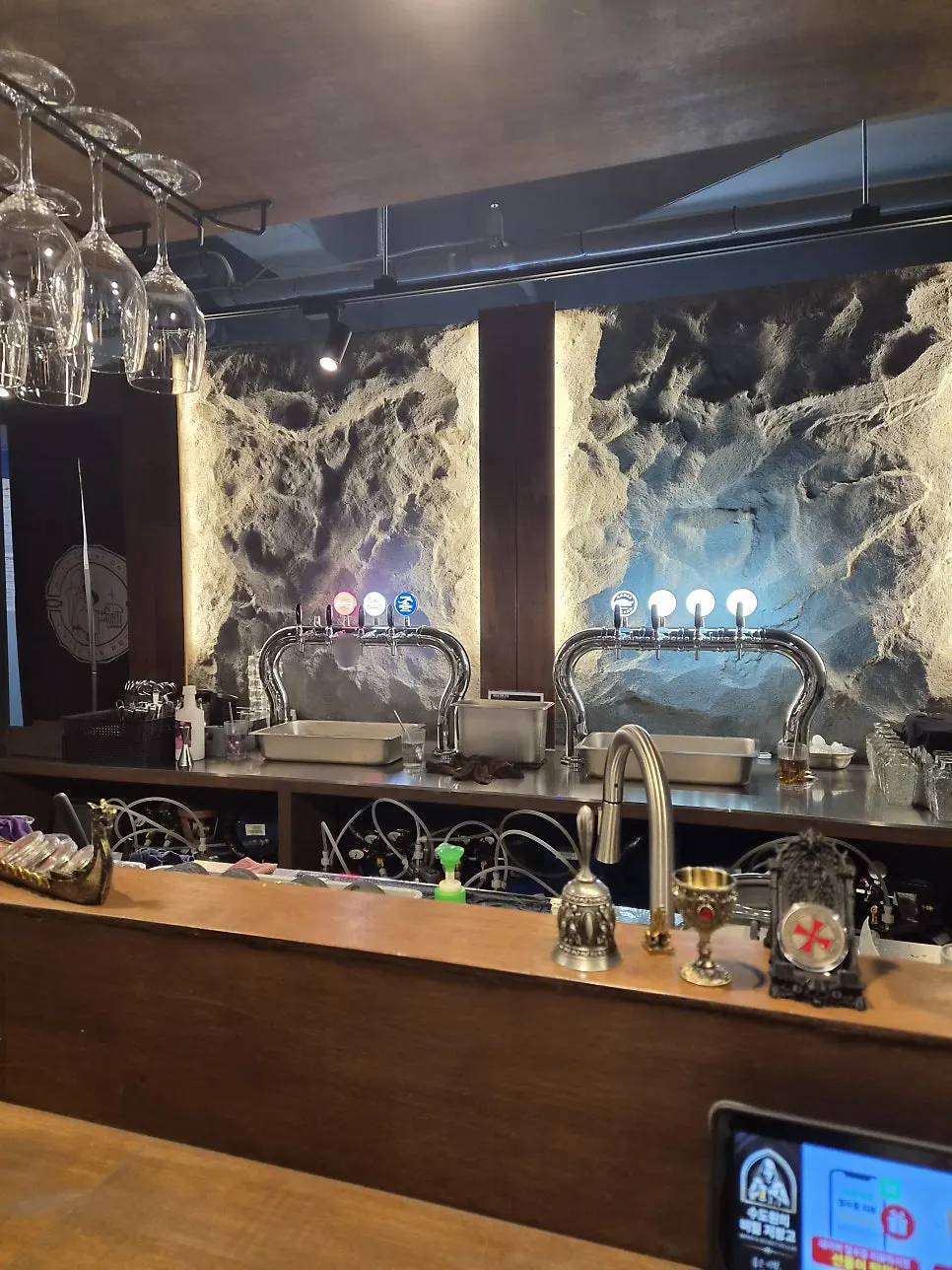 수도원 분위기 공간에서의 폭립과 맥주 상차림