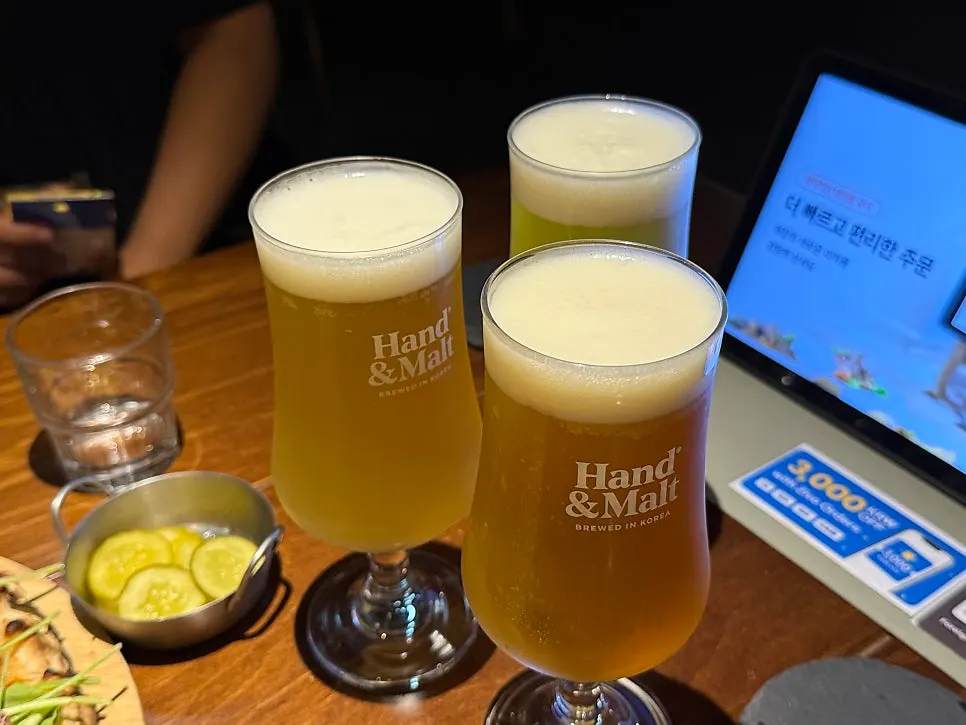 테이블에 놓인 위트에일과 IPA 생맥주 잔