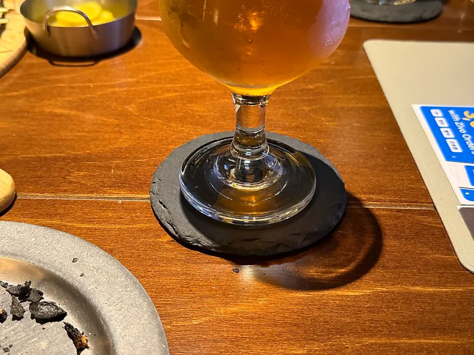 수도원 컨셉 코스터에 올려둔 묵언 IPA