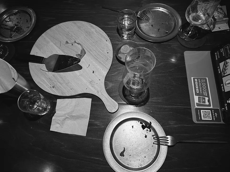피자와 생맥주를 함께 즐기는 테이블