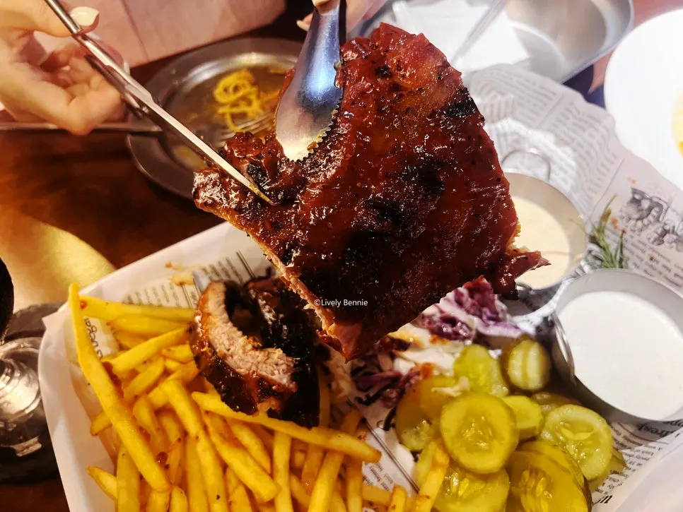 Mini tongs and finger gloves for the ribs