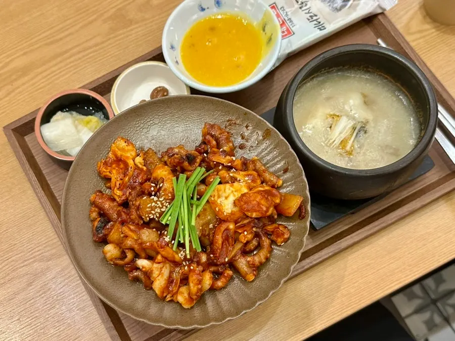 돈볶음 정식과 낙지볶음 정식 두 상차림