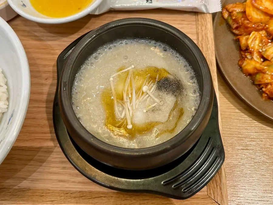 백김치 땅콩조림 호박죽 김 밑반찬