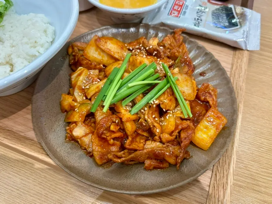 돈볶음 정식 한 상