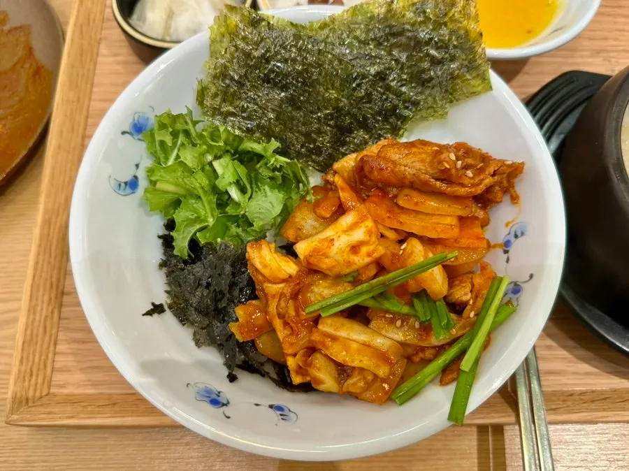 대접밥에 돈볶음을 넣고 비빈 모습