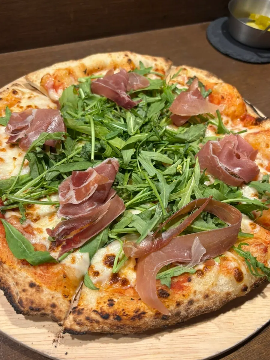 Whole arugula jambon pizza
