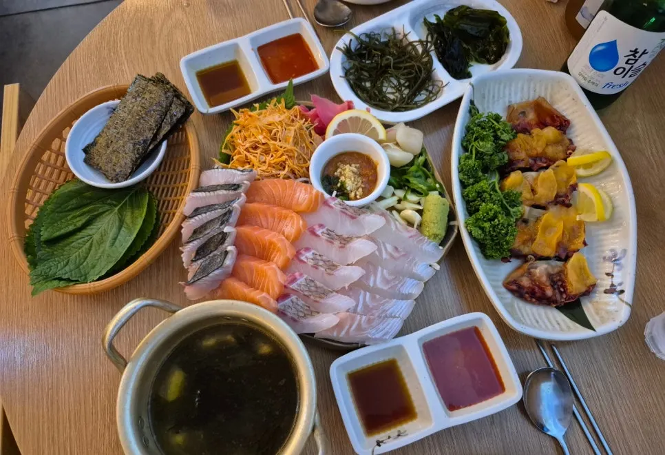 숙성회 모둠과 돌멍게가 차려진 상
