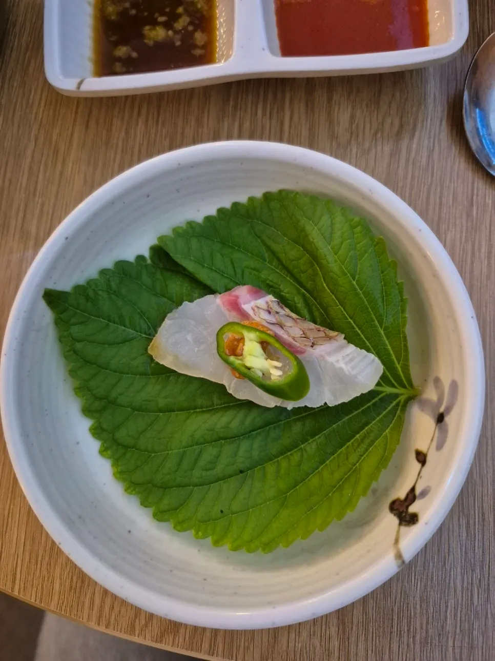 숙성회 한 점을 맛보는 장면