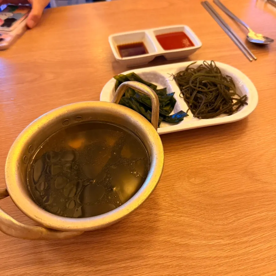 基本のお通しとして出てきた海藻とワカメスープ