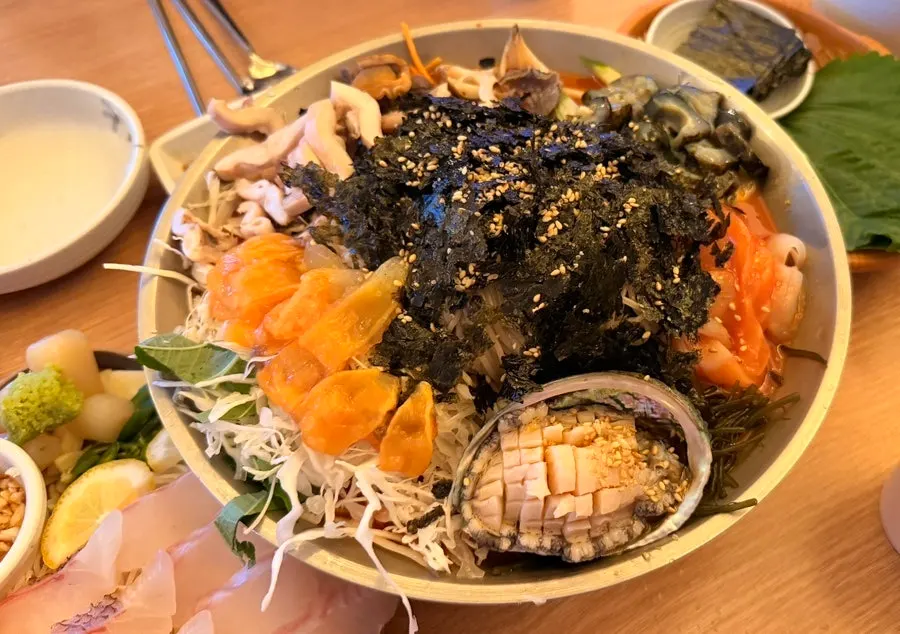 サワラ・サーモン・タイ・ヒラメで構成された熟成刺身盛り合わせ小