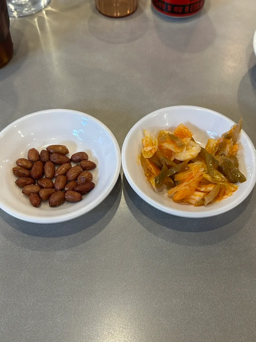Table set after ordering the uyuk dosakmyeon