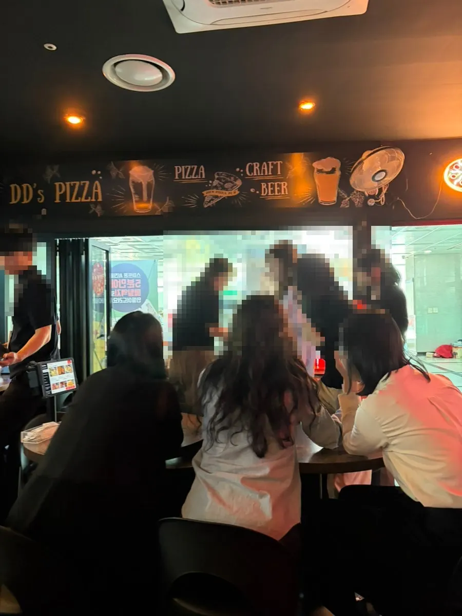 점심시간 디디스피자펍 테이블 풍경