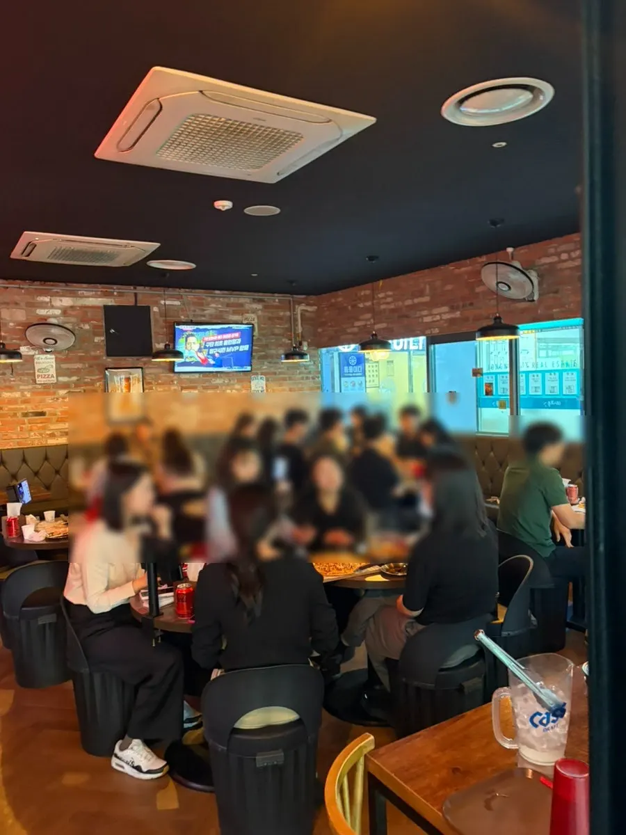 직장인들로 만석인 디디스피자펍 매장