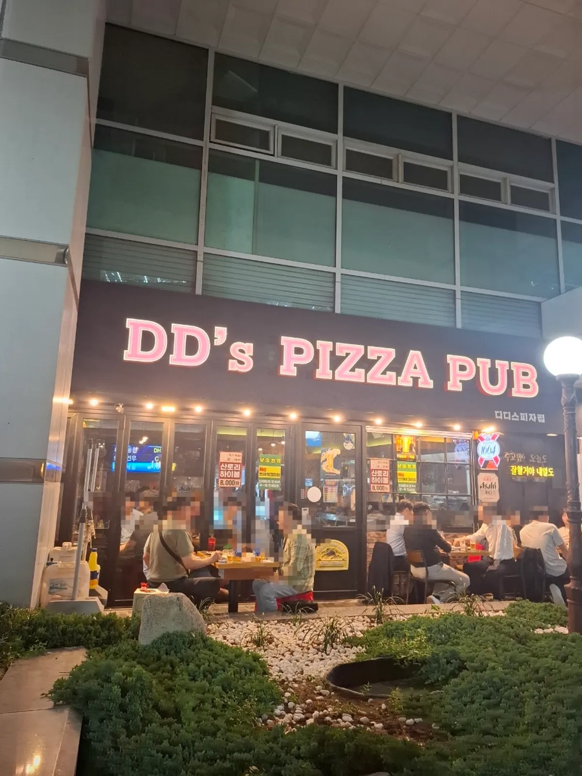 Pizza and draft beer at Didi's Pizza Pub Jongno Main Branch