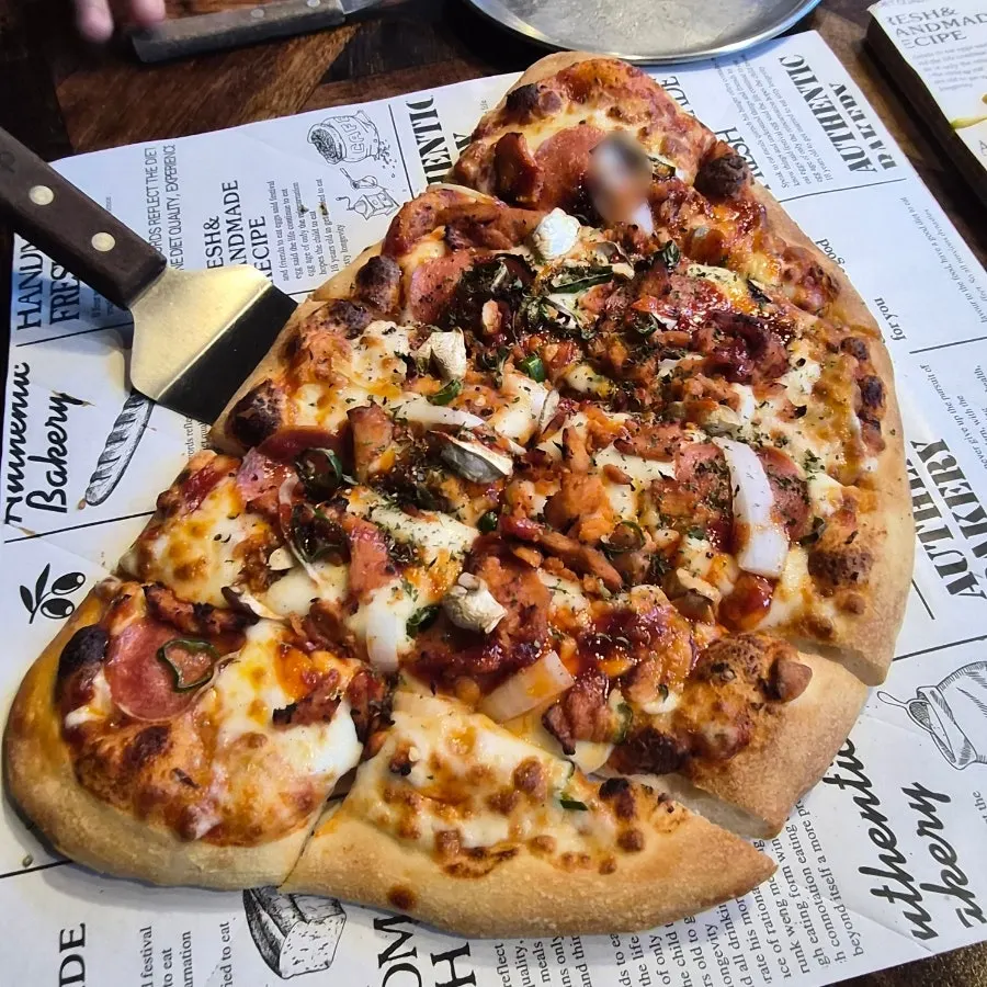 Signature shot of pizza and beer at Didi's Pizza Pub near Jongno Station