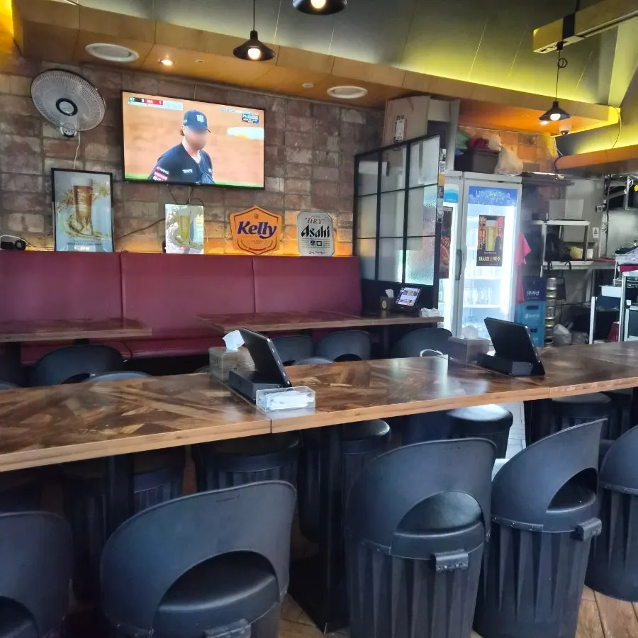 Interior seating and pub atmosphere at Didi's Pizza Pub