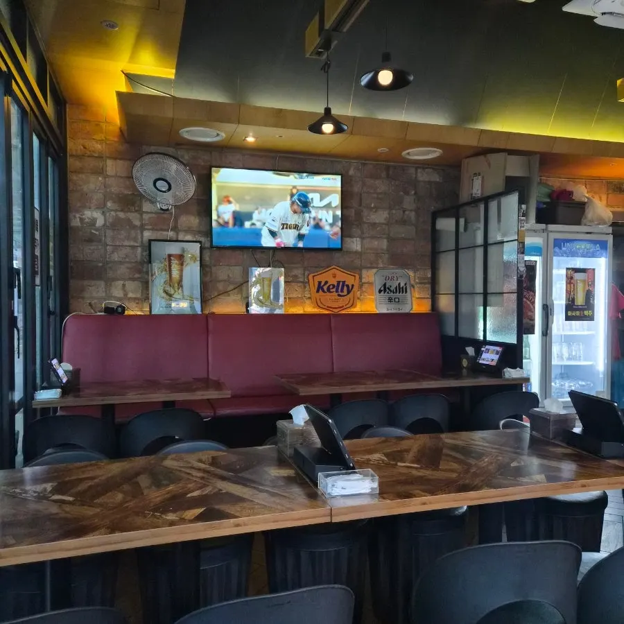Empty tables at Didi's Pizza Pub right after opening